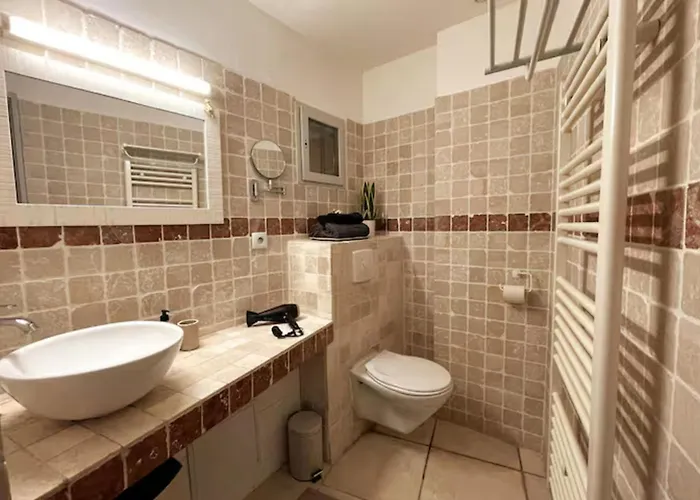 Bright Center Flat With Terrace Daire Nîmes